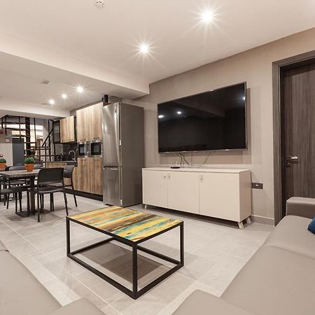 Charming,Comfortable And Centrally Located Group Accomodation Gzira Bagian luar foto