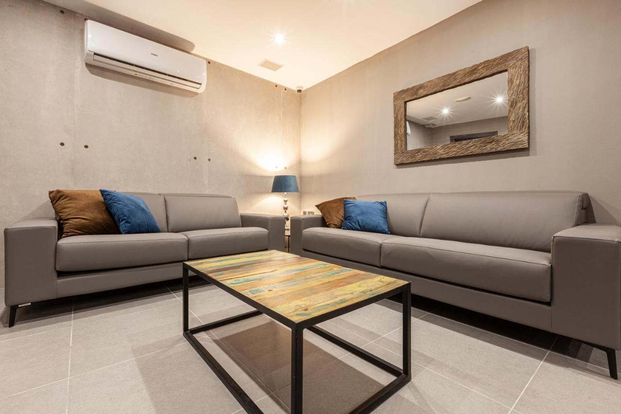 Charming,Comfortable And Centrally Located Group Accomodation Gzira Bagian luar foto